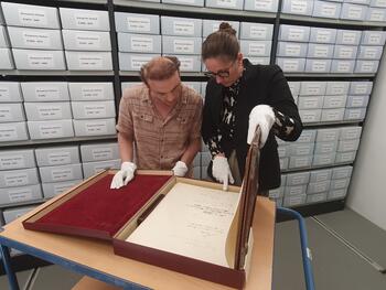 Bild vergrern: Archivarin Jennifer Krger und Archivar Robin Butte werfen einen Blick in das Goldene Buch der Stadt Herford