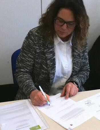 Bild vergrern: Tanja Stlting (Leiterin Jugendamt) unterschreibt die Kooperationsvereinbarung mit den Trgern. @Stadt Herford